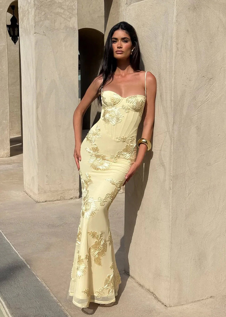 Vestido largo amarillo con bordado floral para mujer