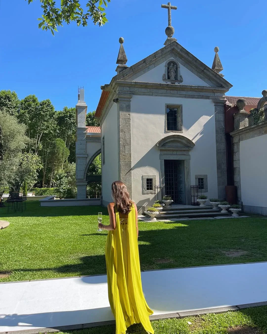 Vestido largo amarillo plisado para mujer