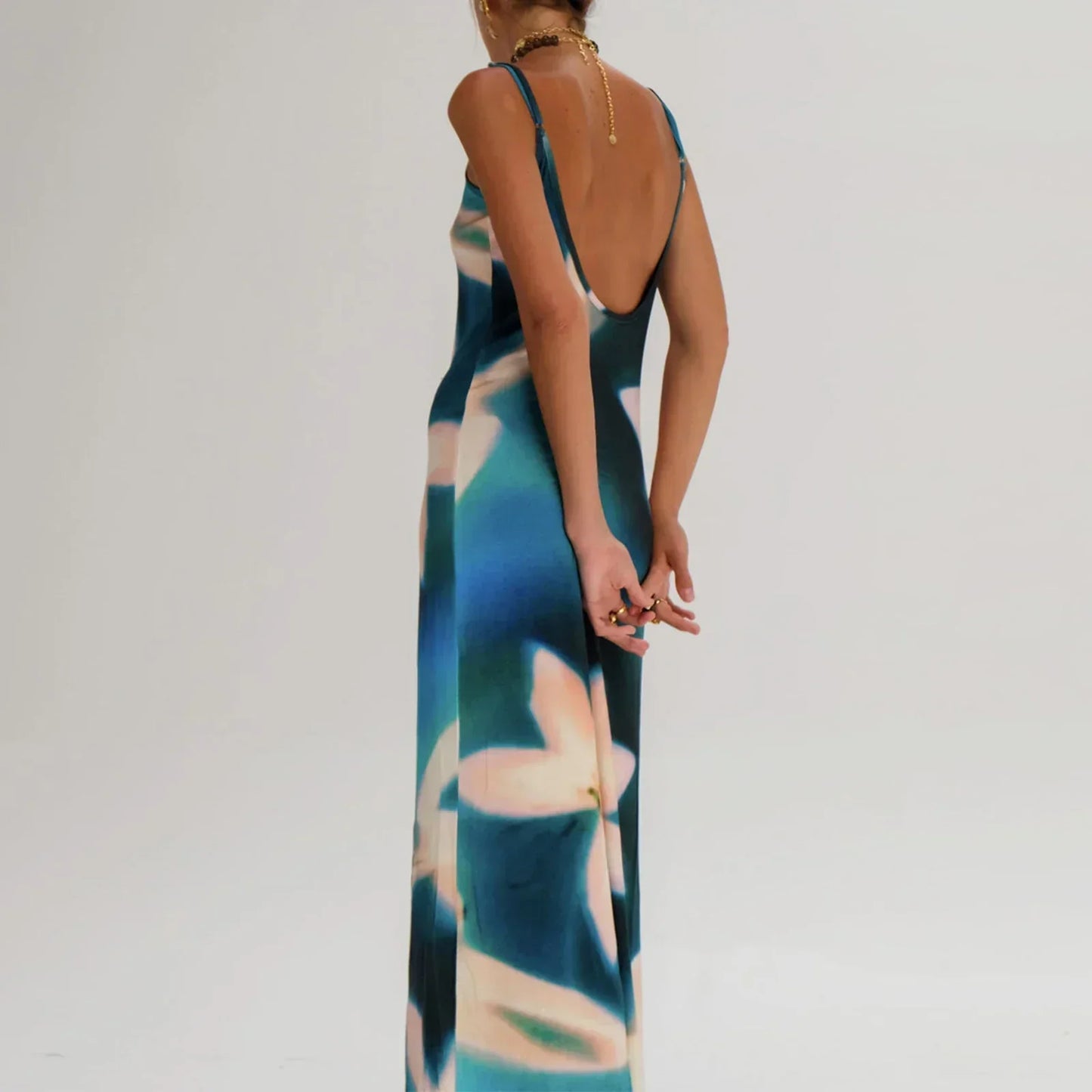 Vestido largo para mujer con motivos artísticos y tirantes finos