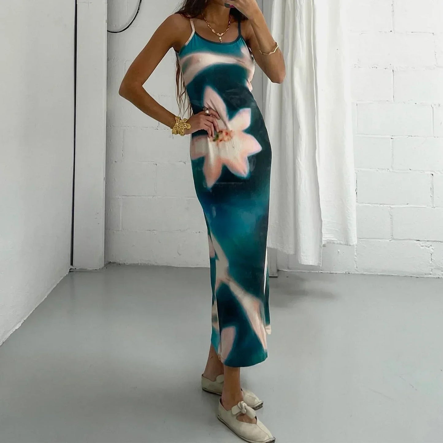 Vestido largo para mujer con motivos artísticos y tirantes finos