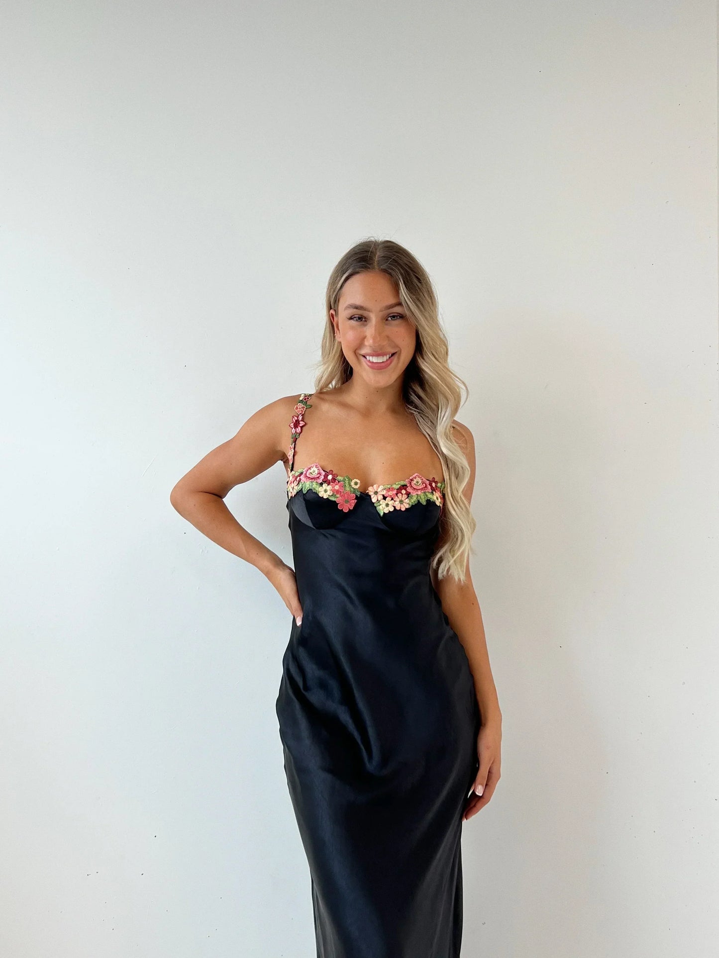 Vestido largo mujer negro con bordado floral