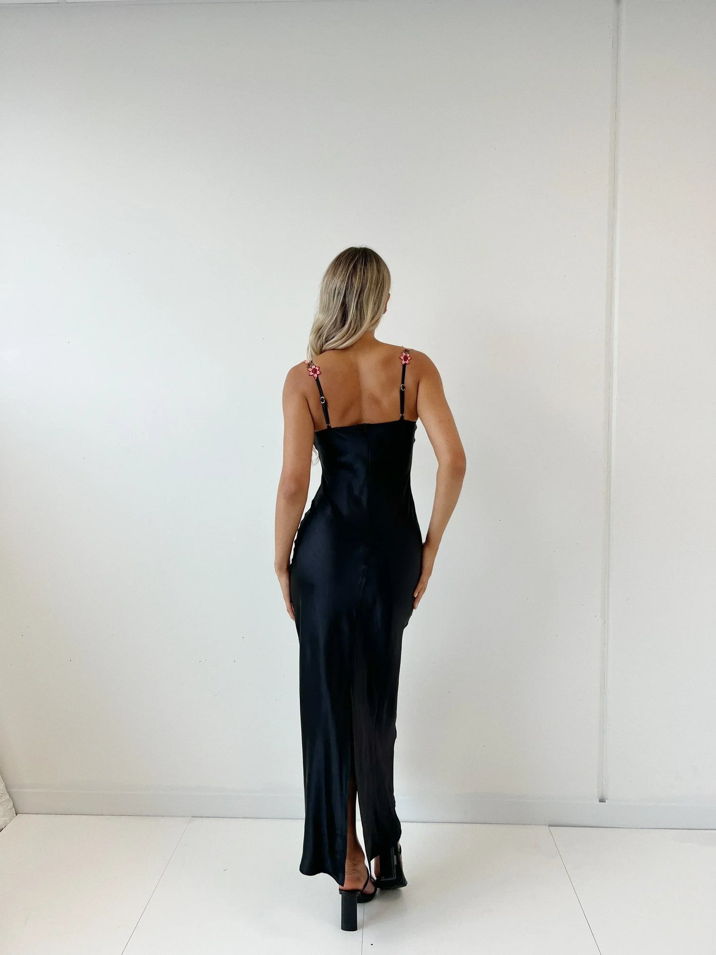 Vestido largo mujer negro con bordado floral