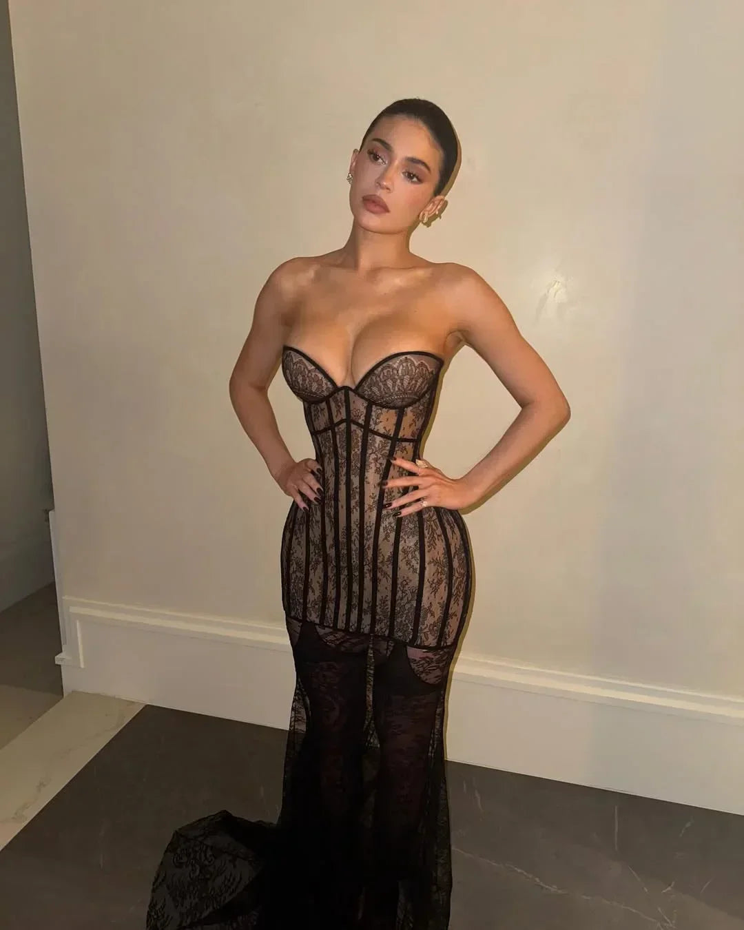 Vestido largo de mujer negro con corpiño de encaje
