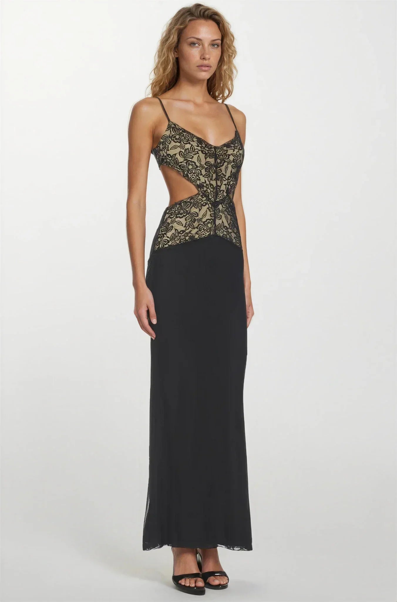 Vestido largo de mujer negro de espalda descubierta