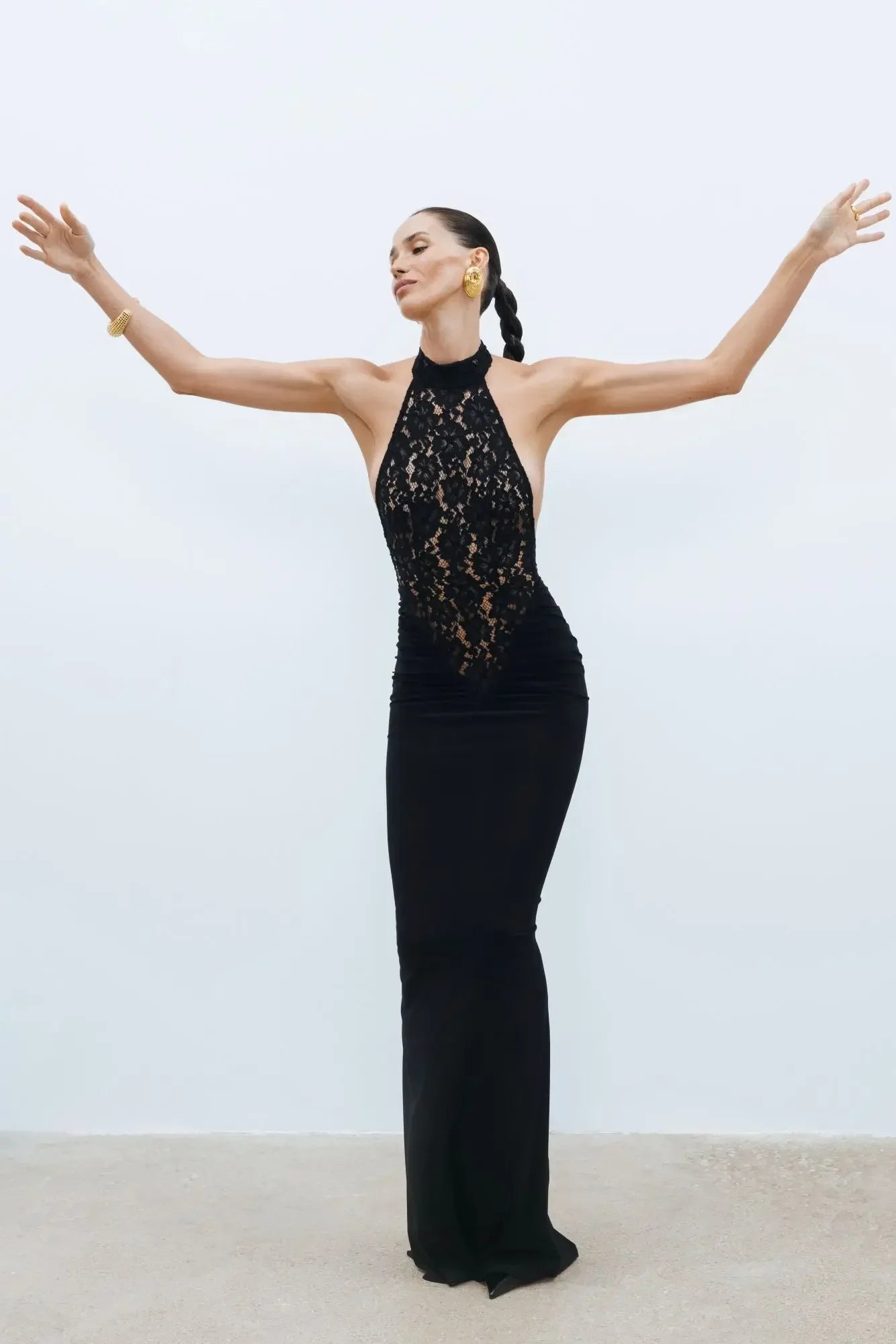 Vestido largo de mujer negro de espalda descubierta