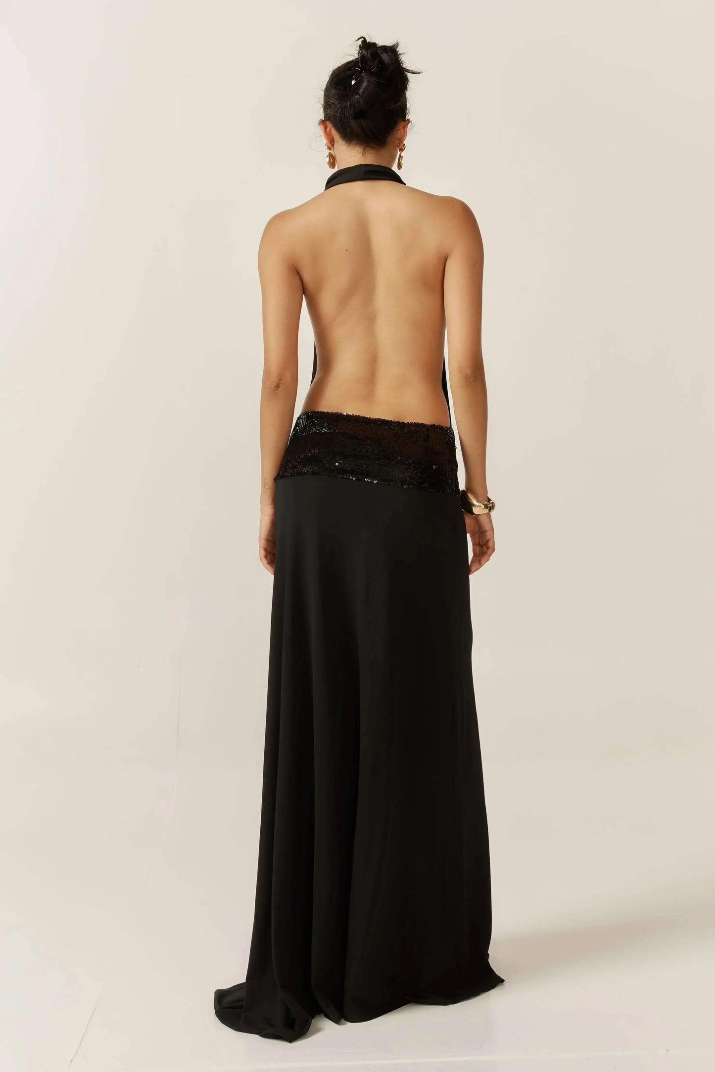 Vestido largo de mujer negro con espalda descubierta y lentejuelas