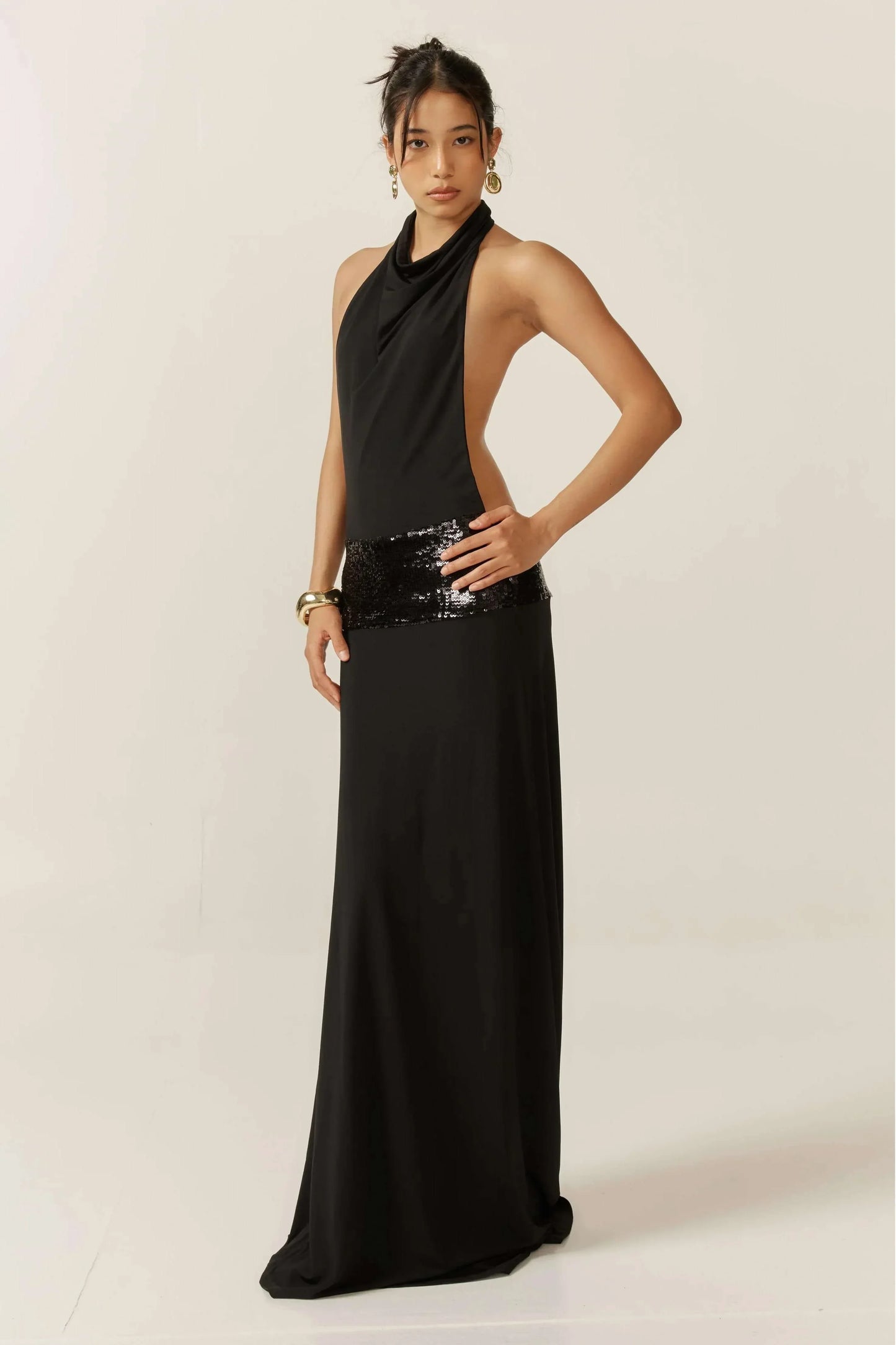 Vestido largo de mujer negro con espalda descubierta y lentejuelas