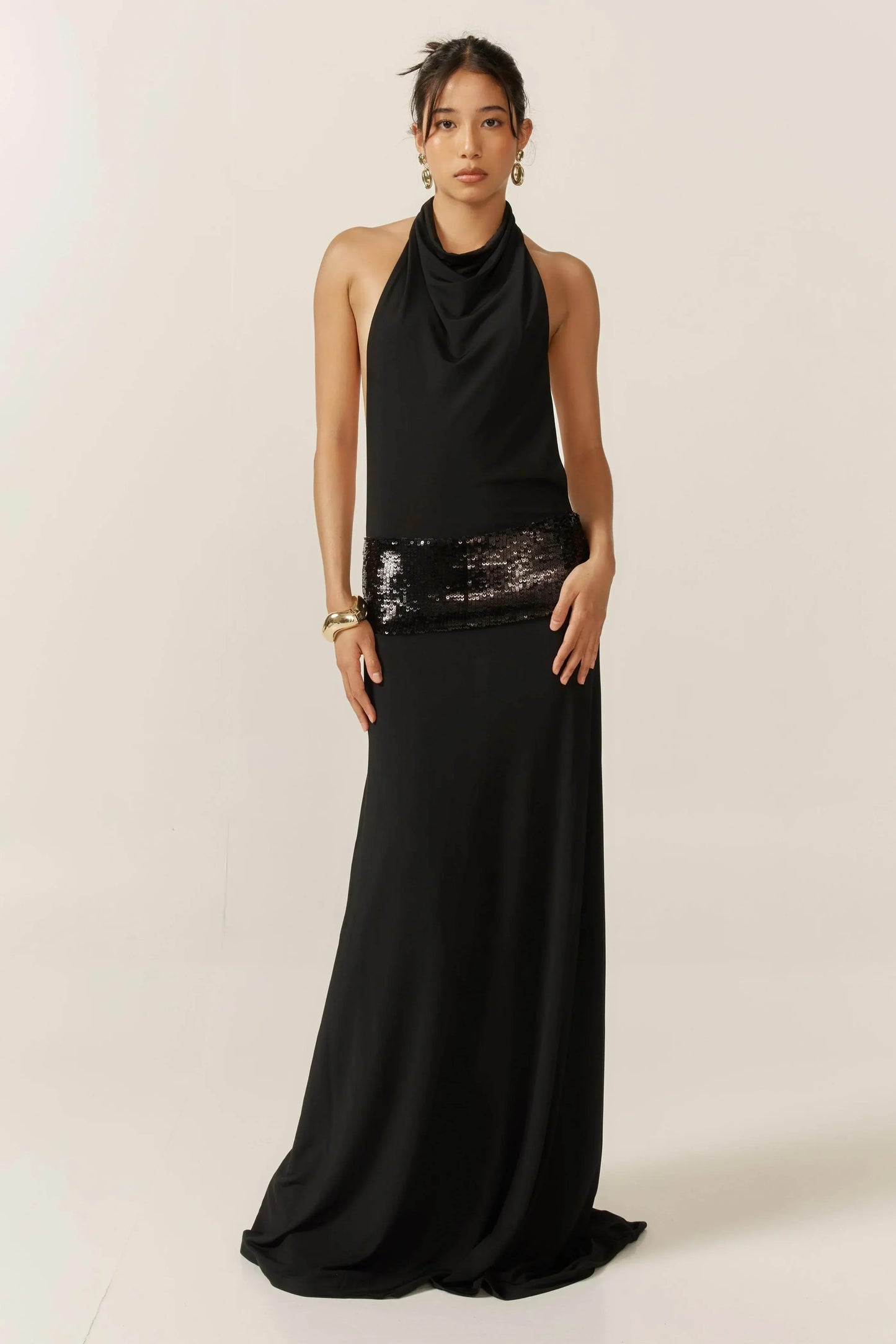 Vestido largo de mujer negro con espalda descubierta y lentejuelas