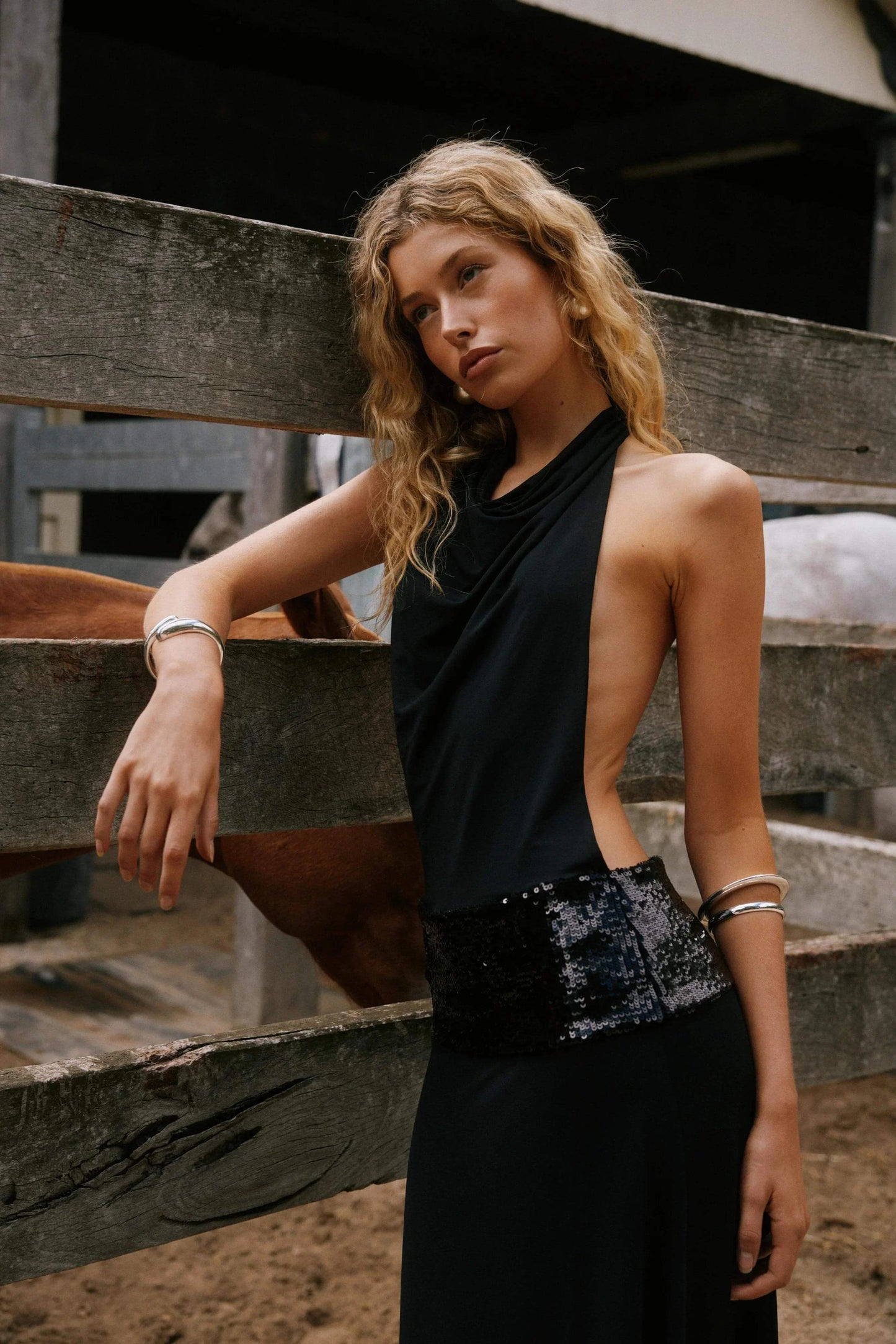 Vestido largo de mujer negro con espalda descubierta y lentejuelas