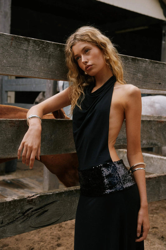 Vestido largo de mujer negro con espalda descubierta y lentejuelas