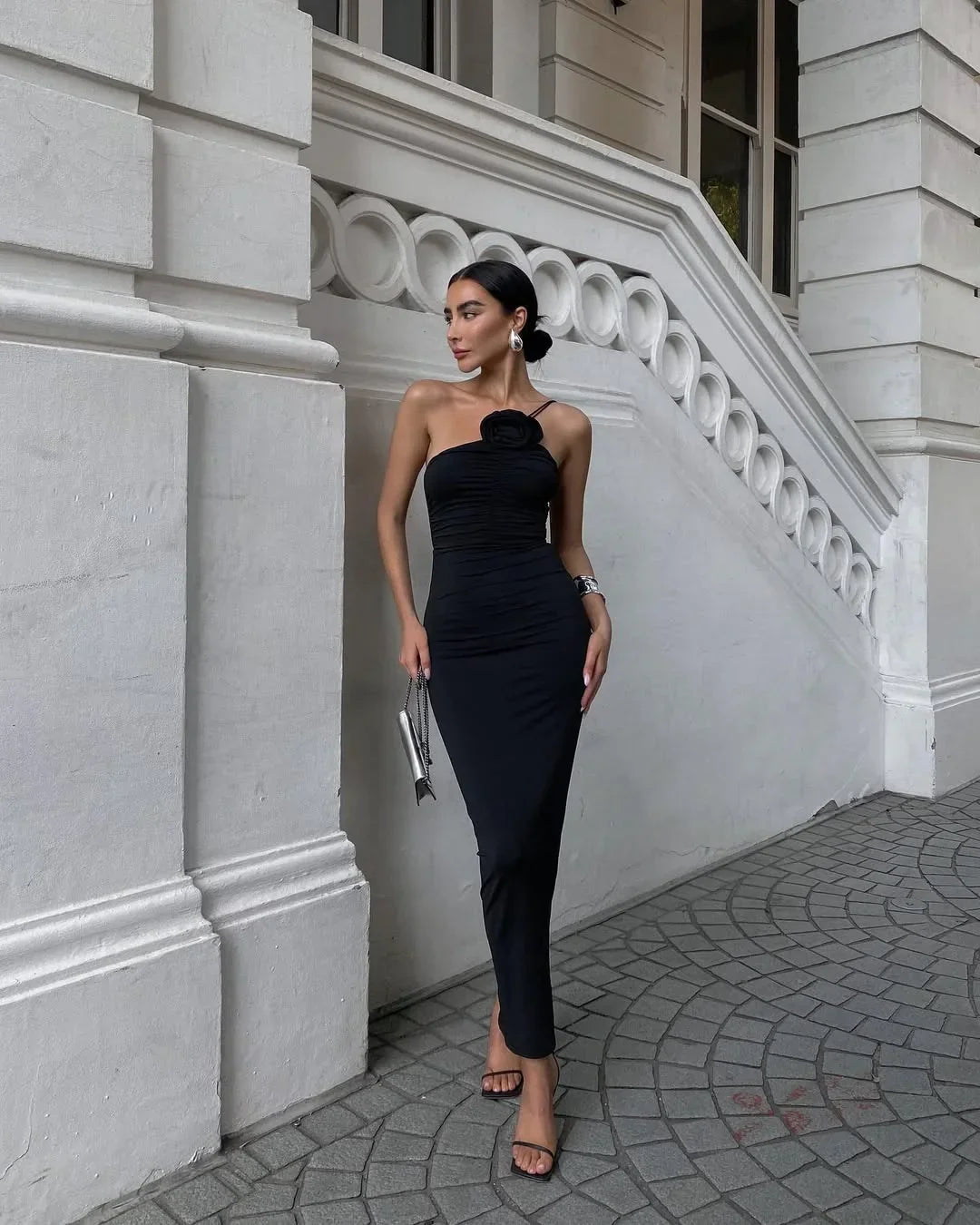 Vestido largo de mujer negro sin mangas