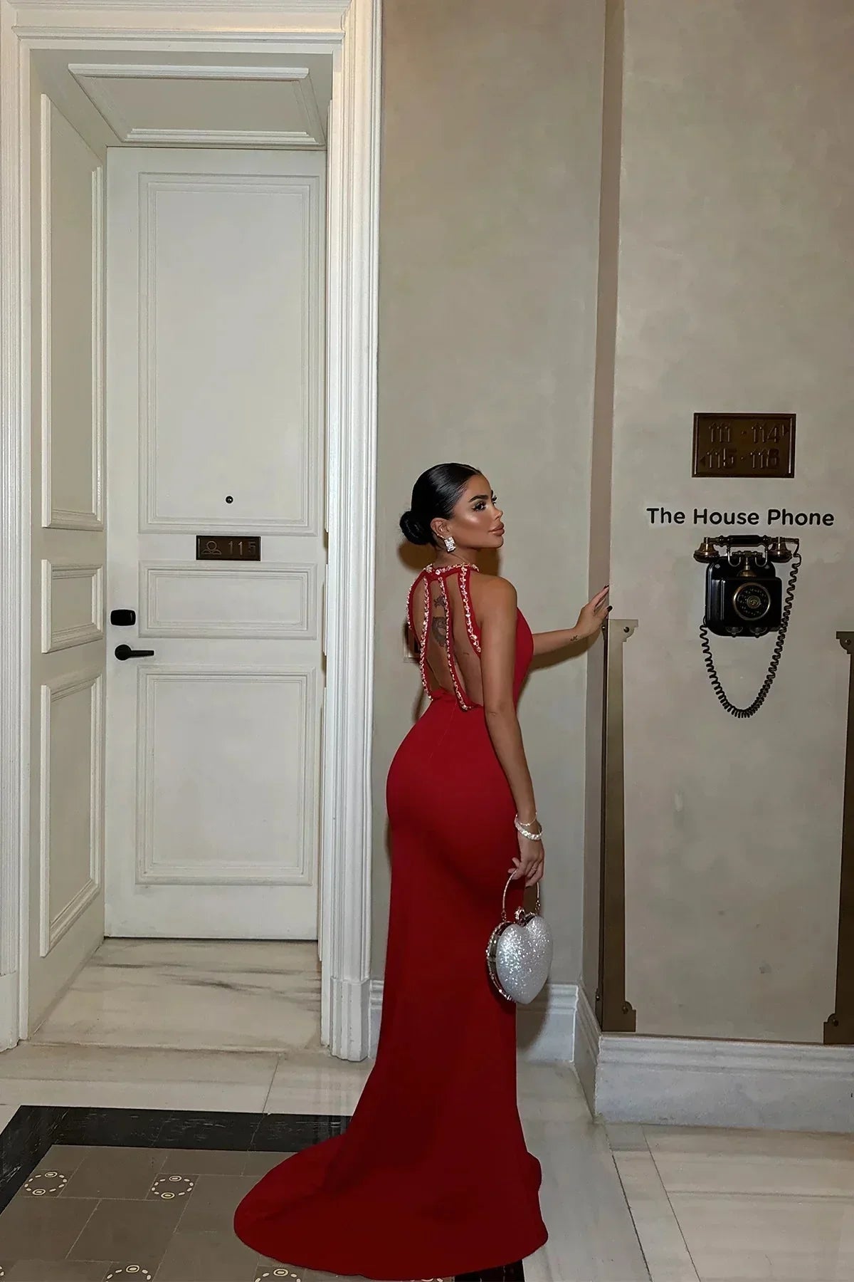 Vestido largo mujer rojo con tirantes de perlas