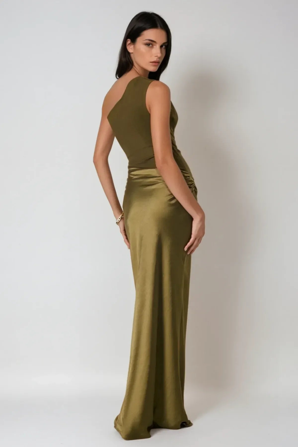 Vestido largo de mujer de satén asimétrico