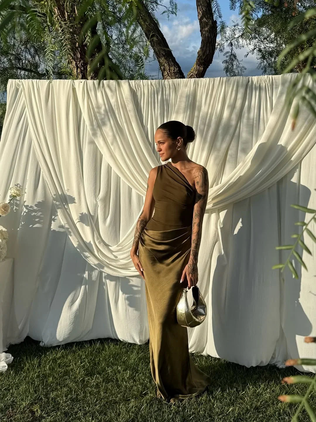 Vestido largo de mujer de satén asimétrico