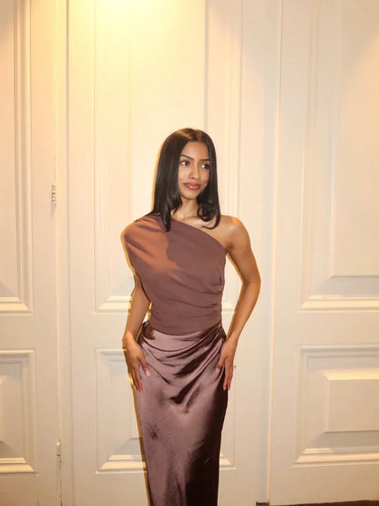 Vestido largo de mujer de satén asimétrico