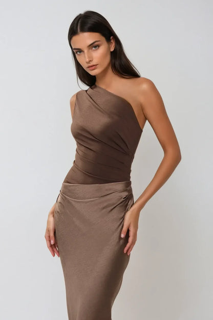 Vestido largo de mujer de satén asimétrico