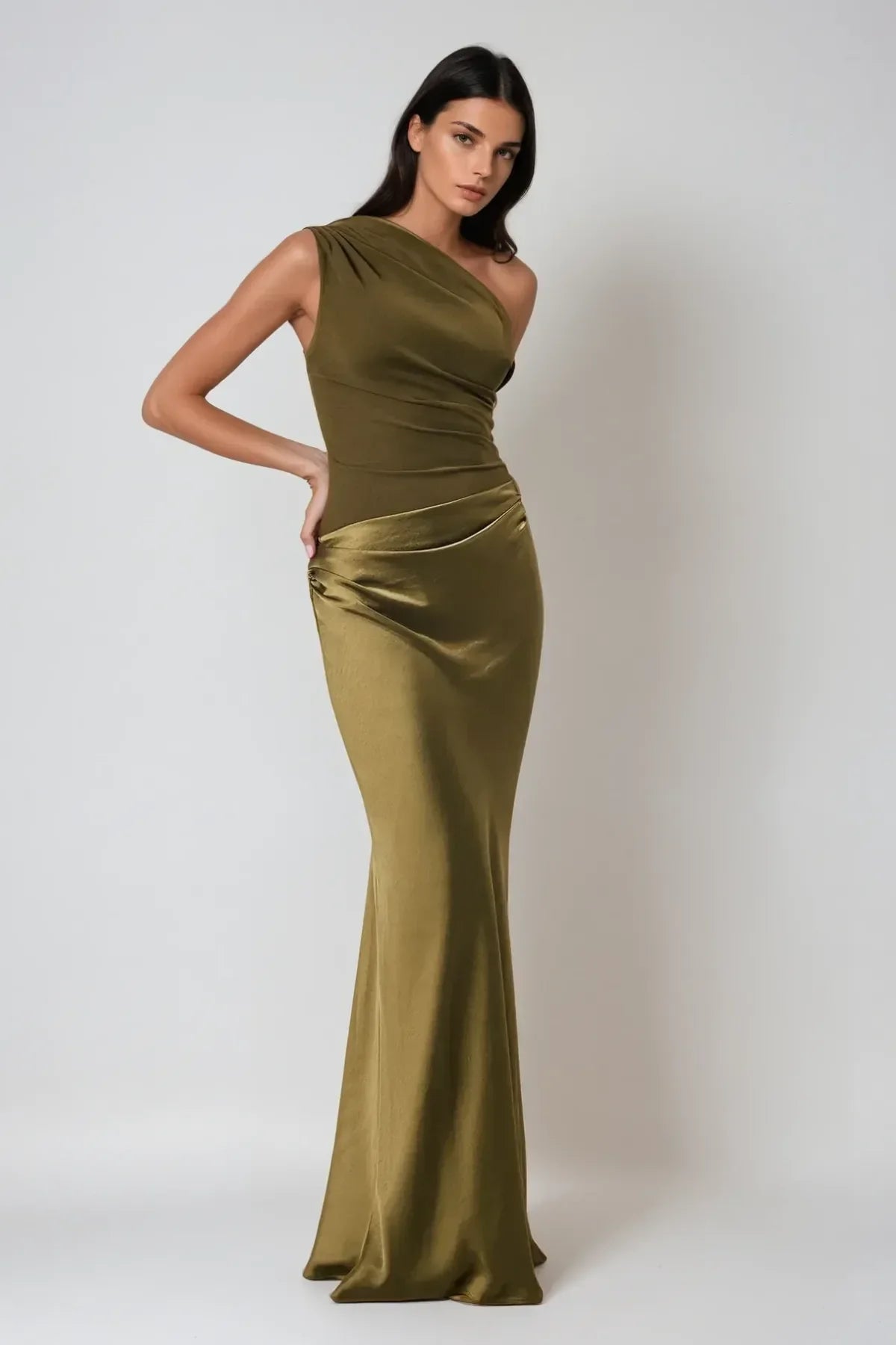 Vestido largo de mujer de satén asimétrico
