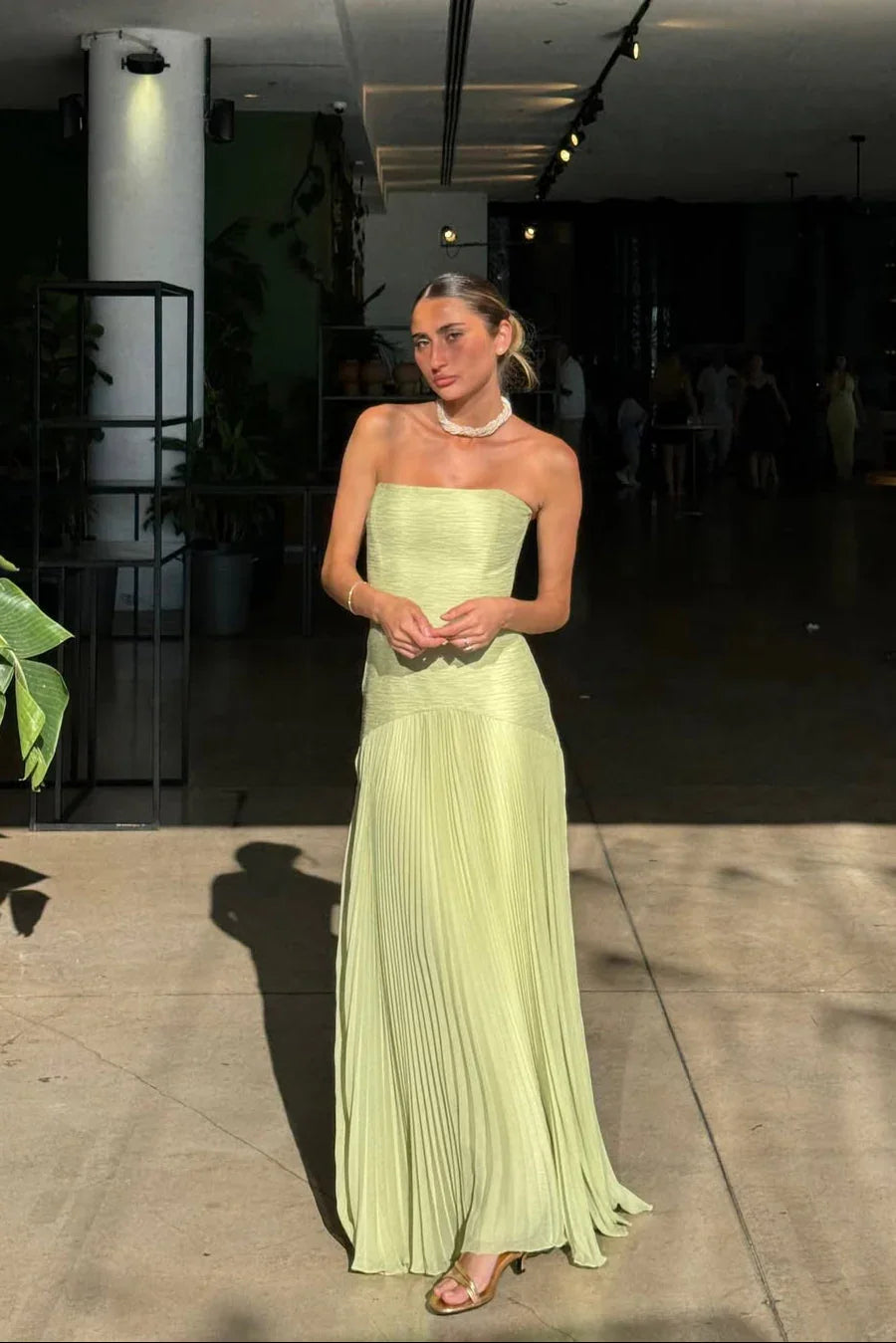 Vestido largo de mujer verde plisado