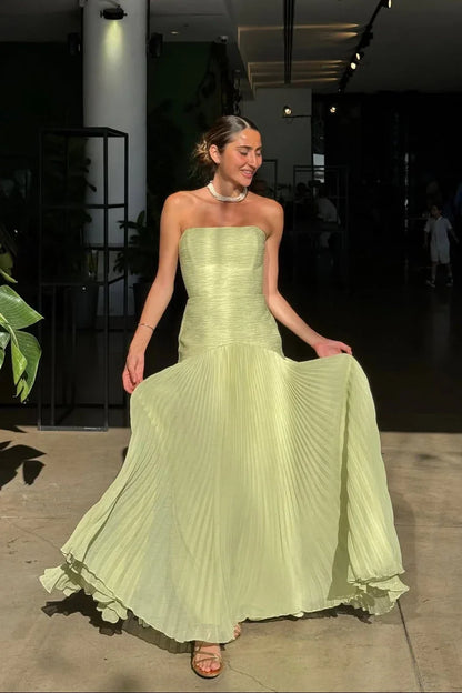 Vestido largo de mujer verde plisado
