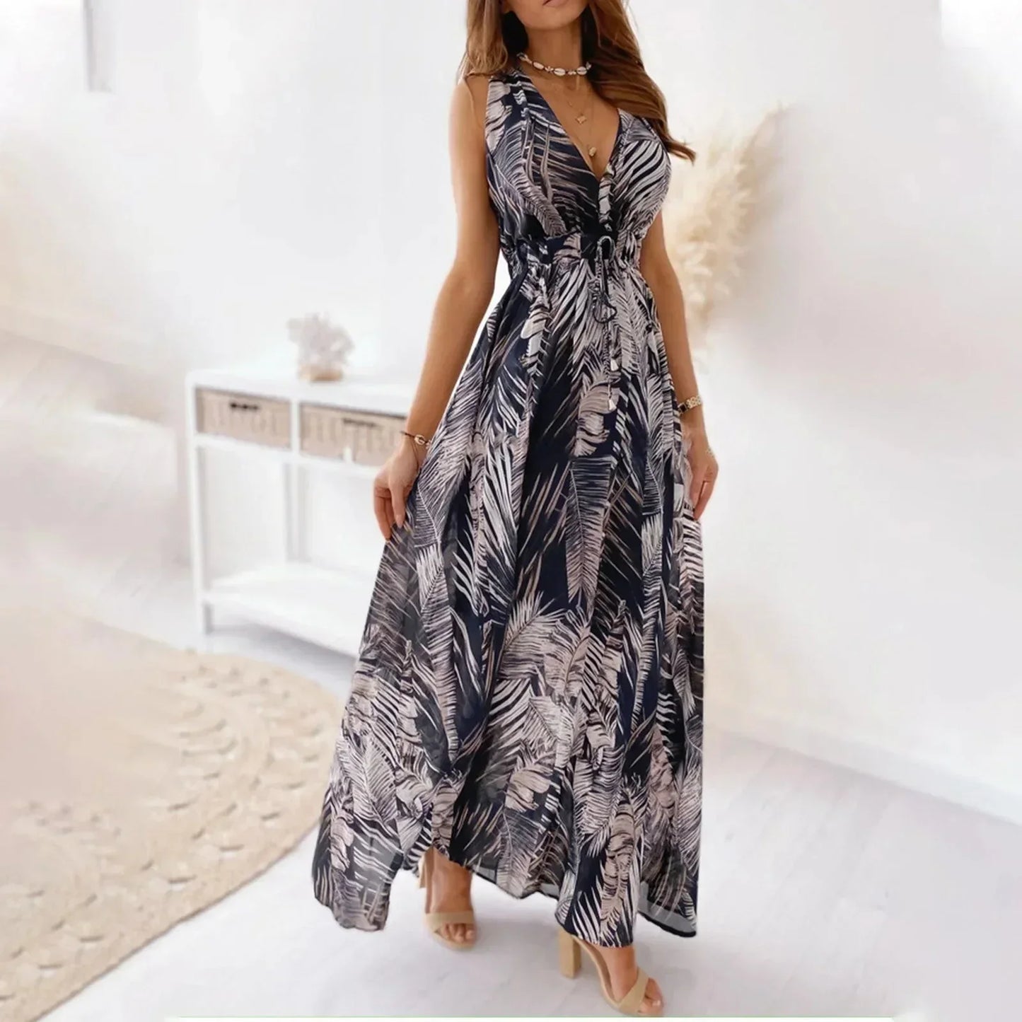 Vestido largo de mujer sin mangas con estampado tropical