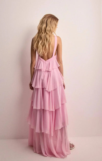 Vestido largo rosa con cuello halter y volantes florales