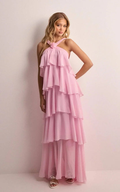Vestido largo rosa con cuello halter y volantes florales