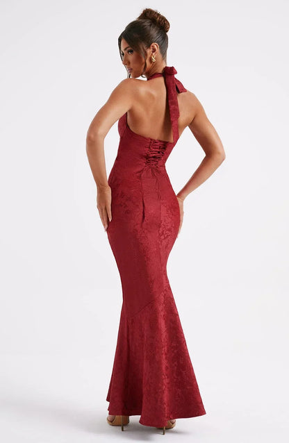Vestido largo rojo cuello halter con lazo de noche