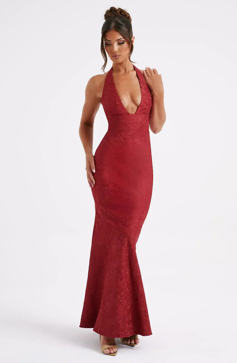 Vestido largo rojo cuello halter con lazo de noche