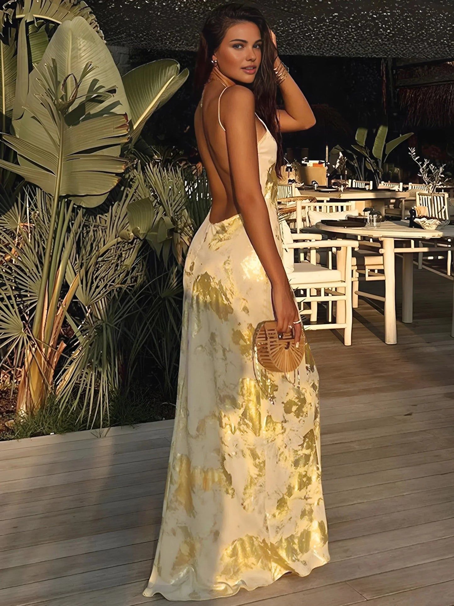 Vestido largo de fiesta dorado estampado floral con tirantes finos