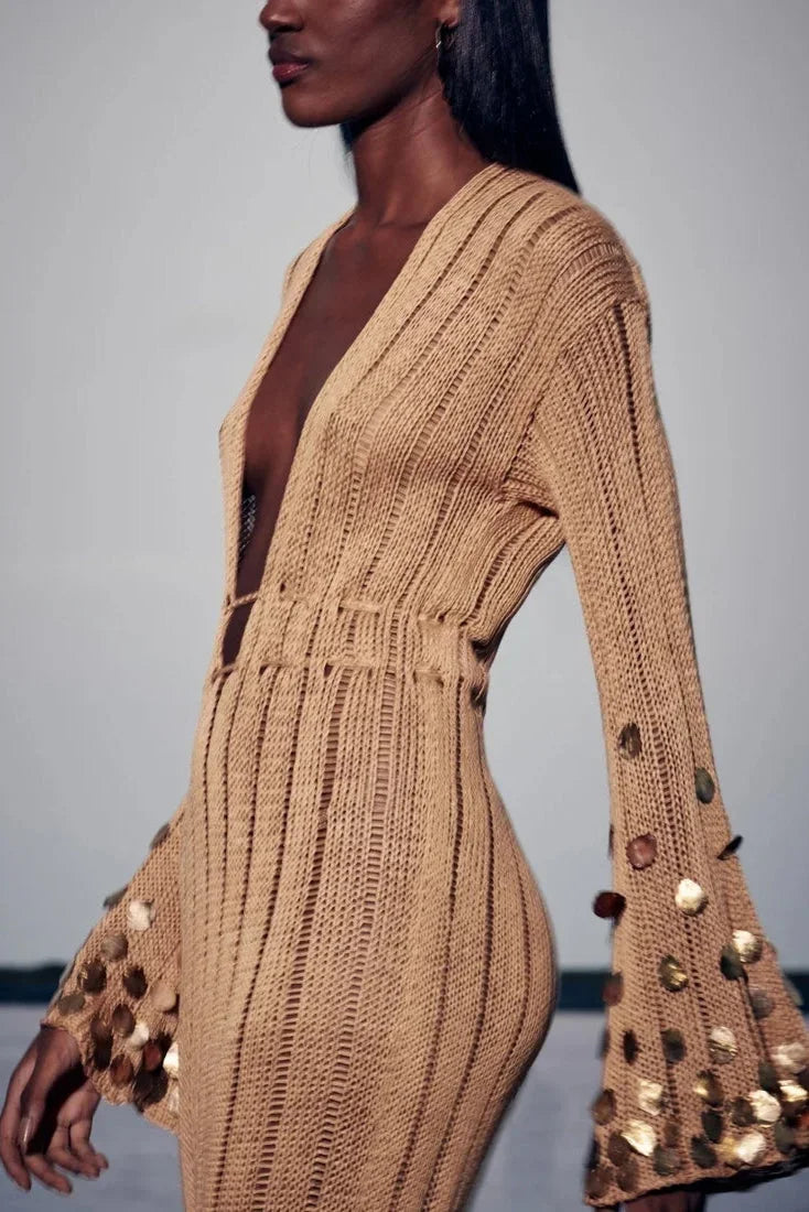 Vestido largo de mujer dorado con lentejuelas y mangas largas