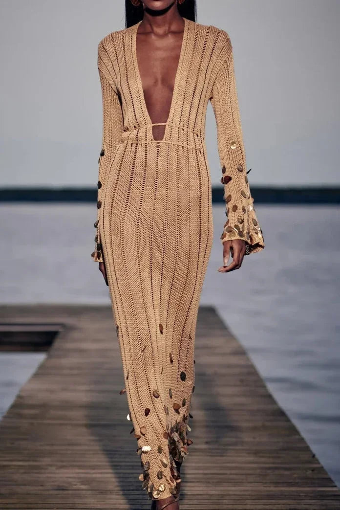 Vestido largo de mujer dorado con lentejuelas y mangas largas