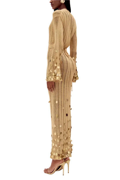 Vestido largo de mujer dorado con lentejuelas y mangas largas