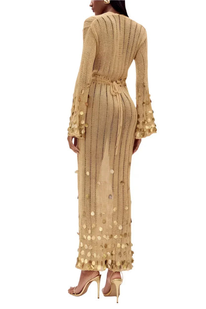Vestido largo de mujer dorado con lentejuelas y mangas largas