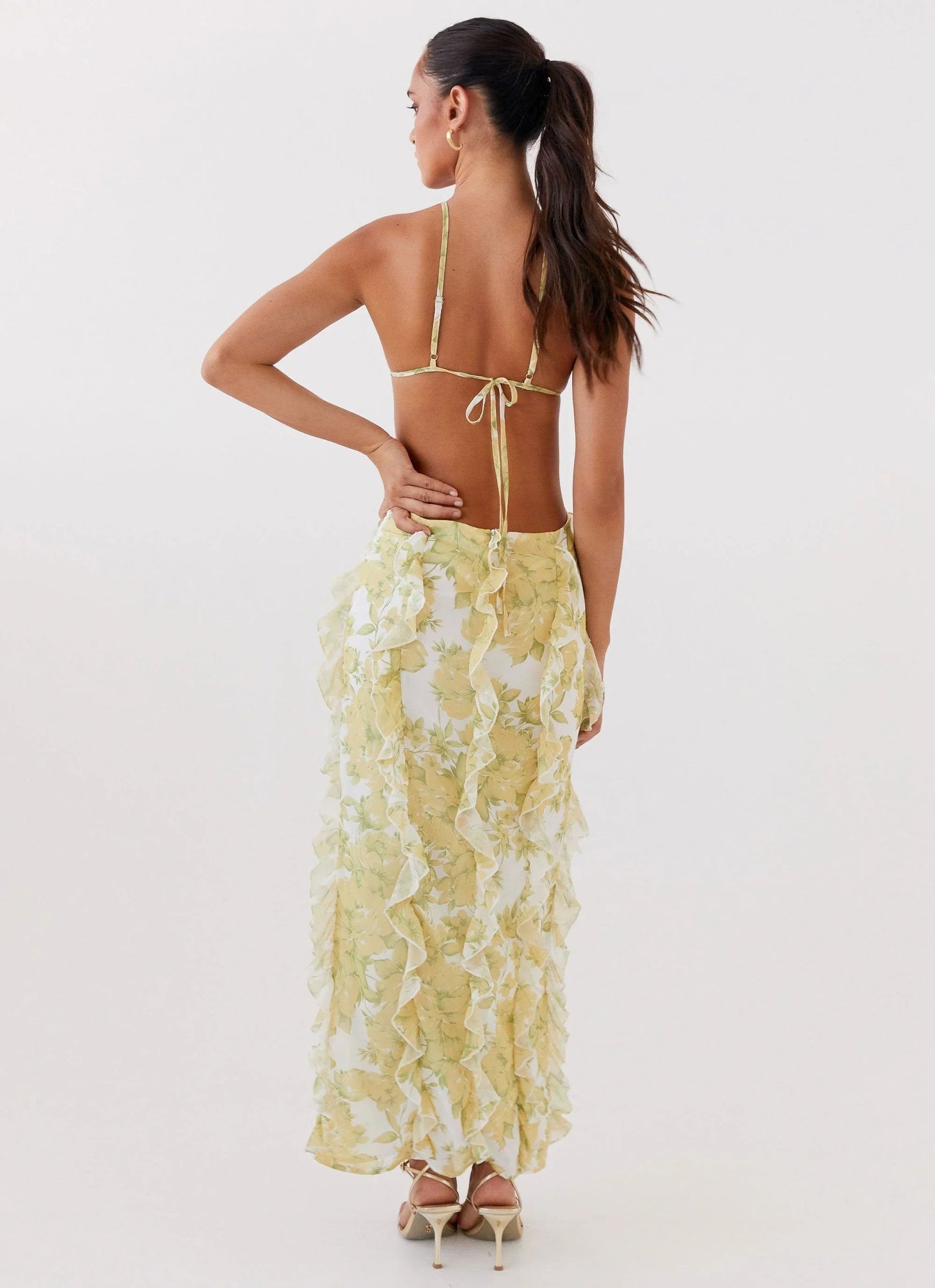 Vestido largo con volantes y estampado floral amarillo