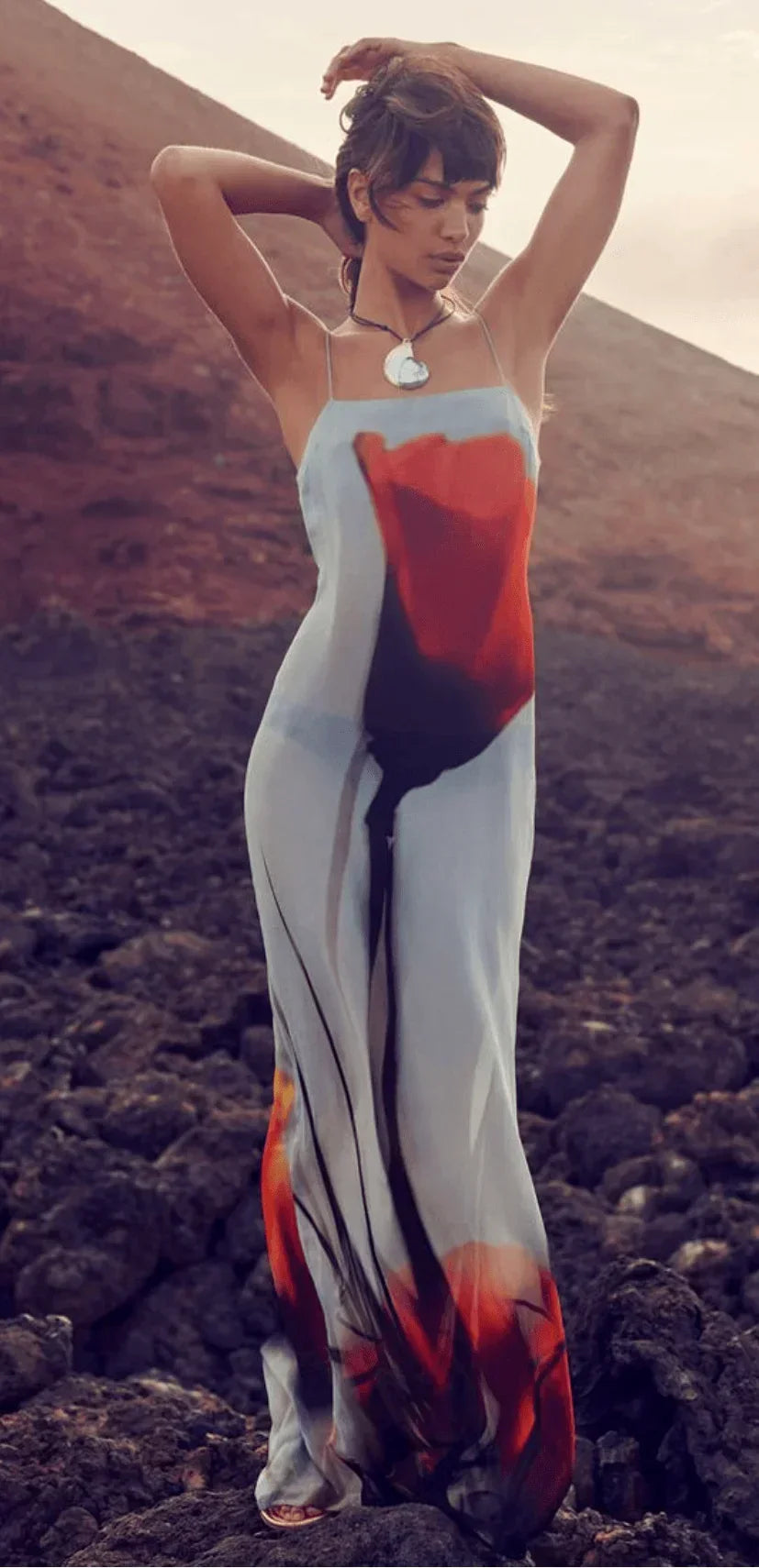 Vestido largo de mujer rojo y gris estampado con tirantes finos
