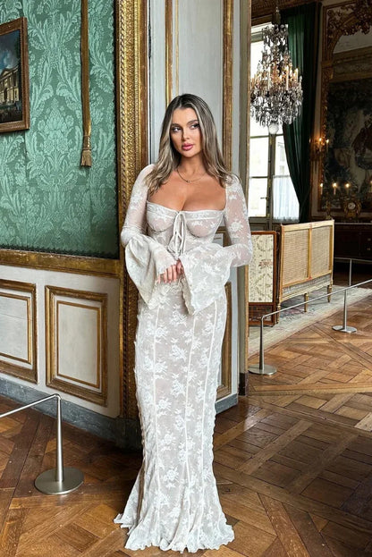 Vestido largo blanco de encaje con mangas largas para noches elegantes