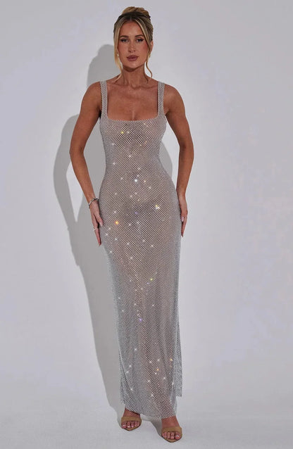 Vestido largo de noche plateado de malla brillante sin mangas