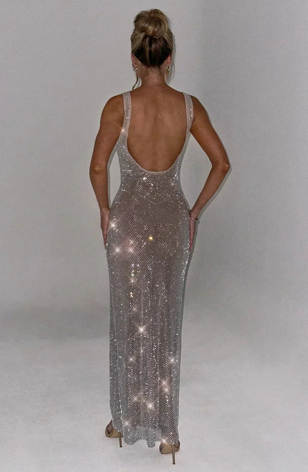 Vestido largo de noche plateado de malla brillante sin mangas