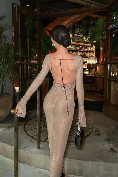 Vestido largo de mujer beige con brillo, mangas largas y cuello en V