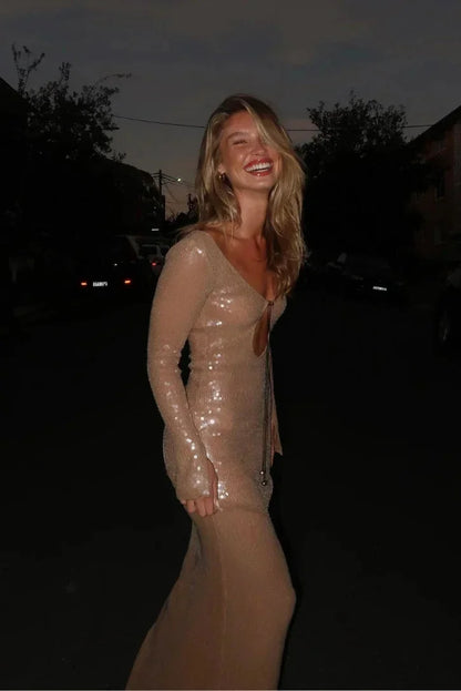Vestido largo de mujer beige con brillo, mangas largas y cuello en V