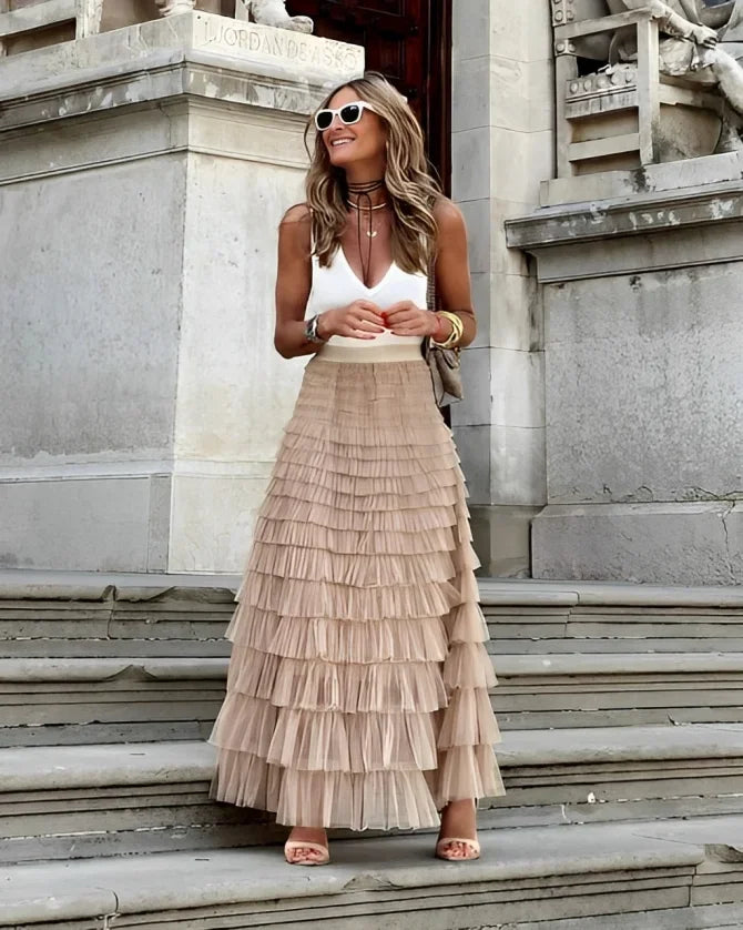 Falda larga mujer con volantes beige y camiseta sin mangas blanca