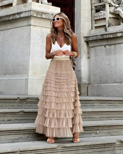 Falda larga mujer con volantes beige y camiseta sin mangas blanca