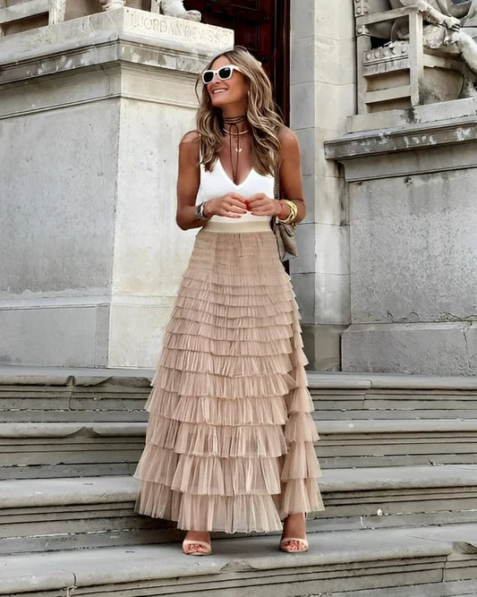 Falda larga mujer con volantes beige y camiseta sin mangas blanca