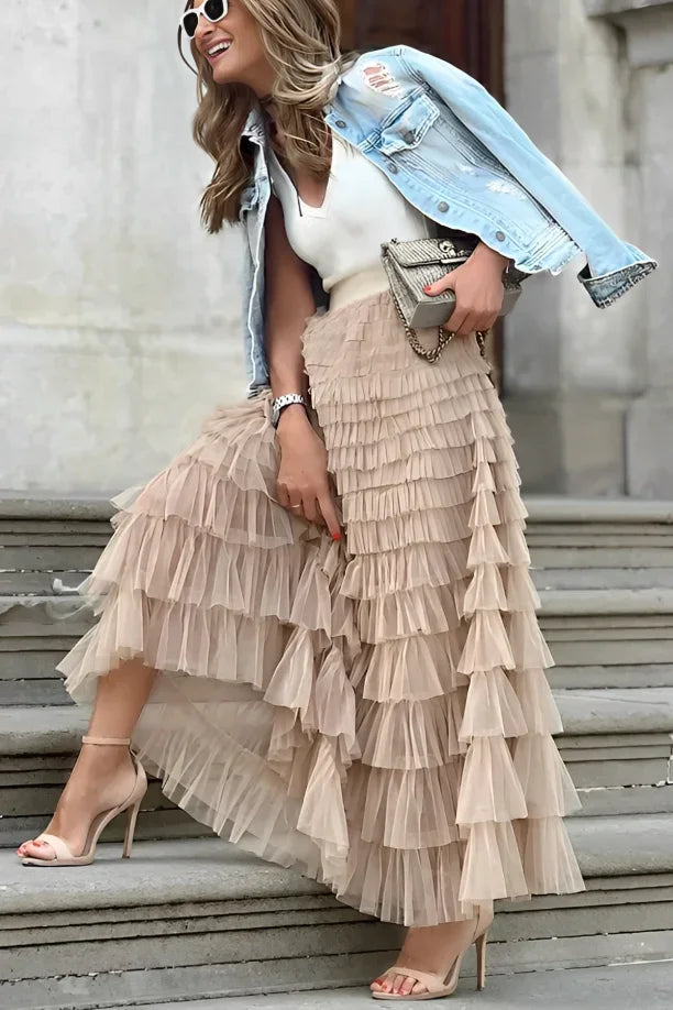 Falda larga mujer con volantes beige y camiseta sin mangas blanca