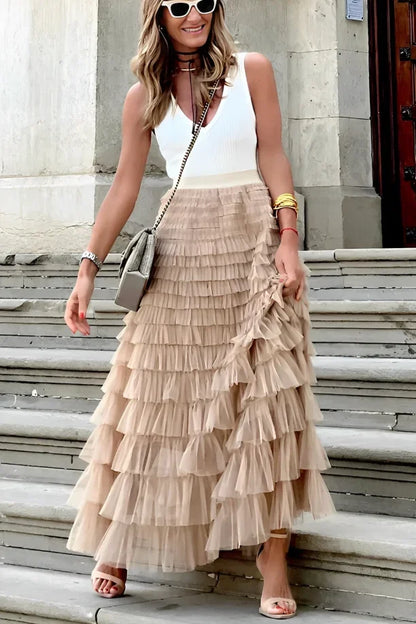 Falda larga mujer con volantes beige y camiseta sin mangas blanca