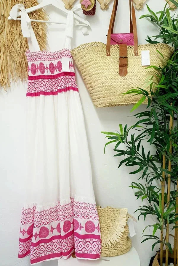 Vestido largo blanco con motivos rosas y escote cuadrado