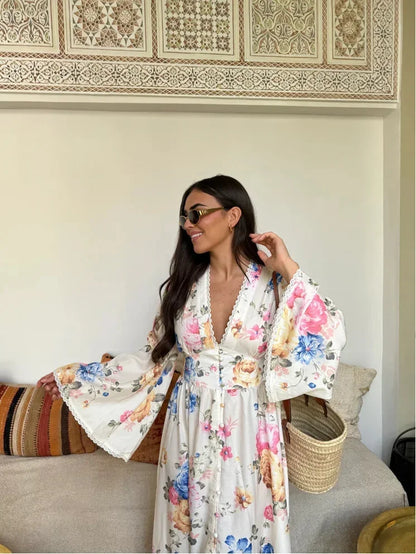 Vestido largo bohemio blanco con motivos florales y mangas largas