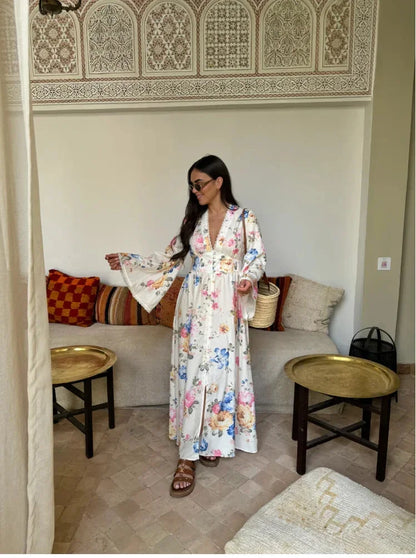 Vestido largo bohemio blanco con motivos florales y mangas largas