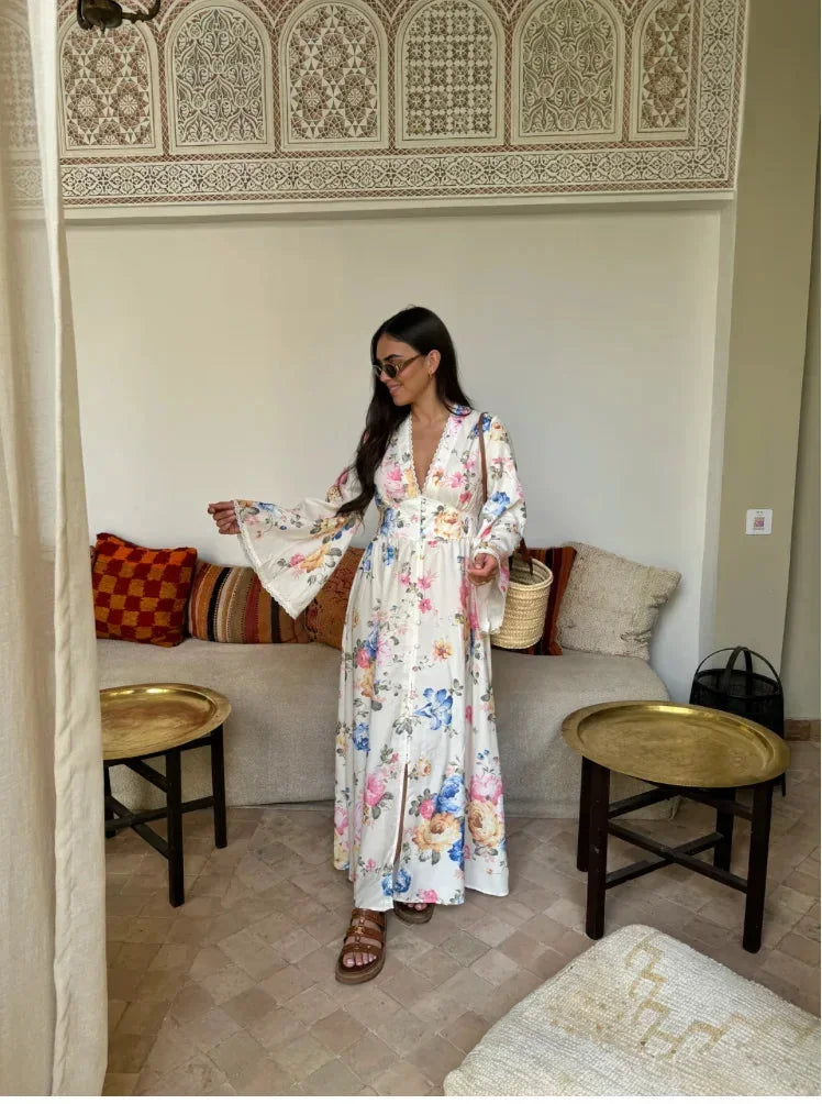 Vestido largo bohemio blanco con motivos florales y mangas largas