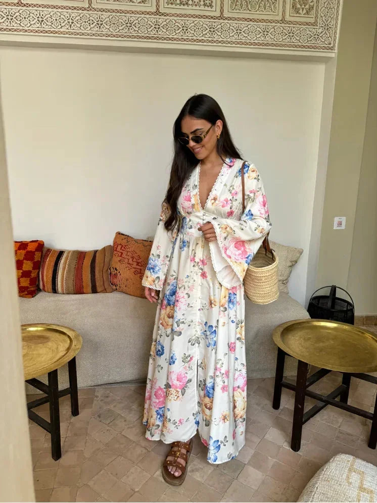 Vestido largo bohemio blanco con motivos florales y mangas largas